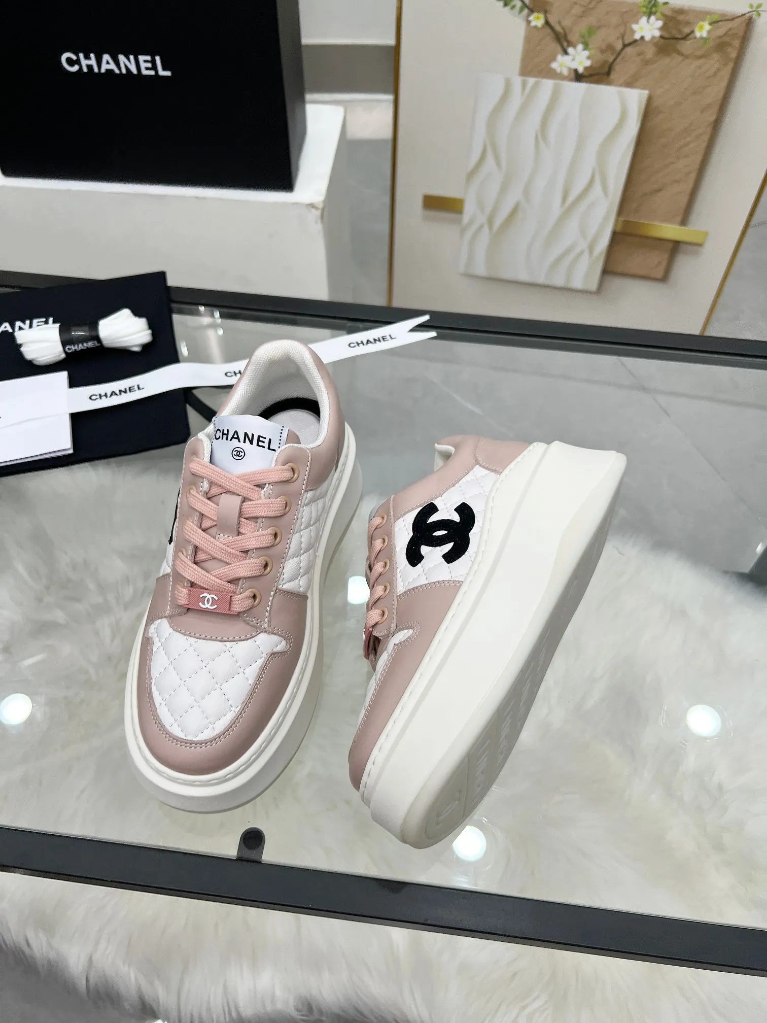 👟👟Ex-factory price 480👟👟 CHANEL 25C spring and summer new sports shoes official website is available at the same time ❤️ Counter out-of-stock kings. Major bloggers are recommending new styles on social days. This season’s new styles are simply eye-catching and look great on the feet. The casual casual sports style is refreshing and natural, interpreting Chanel’s fashionable femininity. The overall customization makes all sports models on the market at that time obsolete. This series is now available for sale! The upper is made of custom imported pebbled calf leather ➕ custom frosted calf leather. The lining is made of original one-to-one professionally customized mesh. Hardware accessories. Original full set of molds (not common in the market). Original custom molded TPU combination outsole. Height 4 cm. Women's size 35-39.